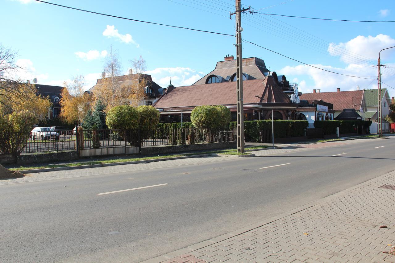 Karikas Hotel Hajduszoboszlo Bagian luar foto